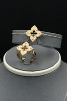 طقم وردة ذهب تصميم الماس عيار 18 وزن 16.6 جرام