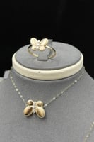 طقم فراشة ذهب تصميم الماس عيار 18 وزن 4.4 جرام