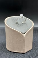 دبلة توينز ذهب ابيض مع فص سوليتير عيار 18 وزن 1.7...