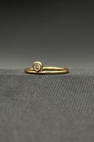 خاتم الماس وزن الذهب : 1.69 جرام وزن الألماس : 0.1...