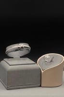 اسوارة مع خاتم ذهب ابيض عيار 18 شكل اكس تصميم الما...