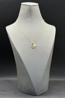 عقد كلمة امي ذهب مع لؤلؤ تصميم الماس عيار 18 وزن م...