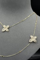 عقد وردتين ذهب تصميم الماس عيار 18 وزن من 5.3 الى...