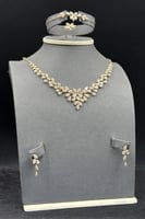 طقم زهرة ذهب مع باقيت تصميم الماس عيار 18 وزن 15.6...