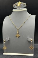 طقم وردة مع كور ذهب صافي عيار 21 وزن 12.75 جرام