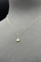 عقد مثلث ذهب تصميم الماس عيار 18 وزن 0.4 جرام