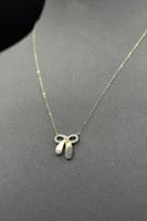 عقد فيونكة ذهب تصميم الماس عيار 18 وزن 0.9 جرام