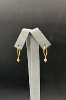 حلق ذهب مع صدف ابيض عيار 21 وزن من 0.5 الى 0.6 جرا...