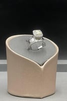 دبلة ذهب ابيض مع فص فانسي تصميم الماس عيار 18 وزن...