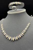 طقم ذهب عيار 18 تدرّج الأوراق وزن 13.9 جرام