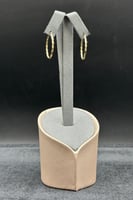 حلق مبروم ذهب صافي ايطالي عيار 18 وزن 1.1 جرام