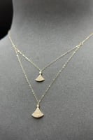 عقد دورين مثلث ذهب تصميم الماس عيار 18 وزن 0.9 جرا...