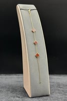 اسوارة ثلاث وردات ذهب مع صدف احمر عيار 18 وزن 2.7...