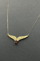 عقد جناح الصقر ذهب تصميم الماس عيار 18 وزن من 0.9...