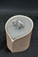 دبلة وردة ذهب ابيض تصميم الماس عيار 18 وزن 3.2 جرا...