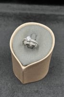 دبلة توينز ذهب ابيض مع فص سوليتير عيار 18 وزن 3.5...