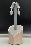 حلق زهرة ذهب ابيض تصميم الماس عيار 18 وزن 7.4 جرام