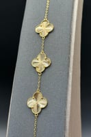 اسوارة ثلاث وردات ذهب صافي عيار 21 وزن من 2.6 الى...