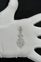 تعليقة ذهب ابيض مع باقيت تصميم الماس عيار 18 وزن 3...