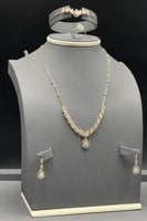 طقم دمعة مع باقيت ذهب تصميم الماس عيار 18 وزن 12.8...