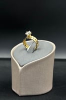 دبلة خلية توينز ذهب مع فص سوليتير عيار 18 وزن 4 جر...