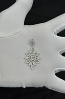 تعليقة ذهب ابيض مع باقيت تصميم الماس عيار 18 وزن 3...