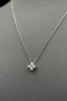 عقد وردة ذهب ابيض تصميم الماس عيار 18 وزن 2.6 جرام