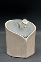 خاتم ورد ذهب مع صدف وردي عيار 18 وزن من 1 الى 1.1...