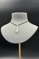 تعليقة ذهب ابيض مع باقيت تصميم الماس عيار 18 وزن 3...