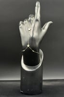 كف نجمة ذهب مع صدف ابيض عيار 18 وزن من 1.2 الى 1.3...