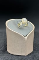 دبلة ذهب تصميم الماس مع فص سوليتير عيار 18 وزن من...