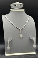 طقم ذهب ابيض تصميم الماس عيار 18 وزن 23.2 جرام