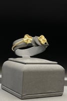 اسوارة ذهب عيار 18 تصميم وردات ذهبية بجاذبية لا تق...