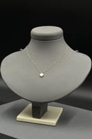 عقد ذهب قلب مع صدف ملون