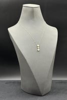 عقد وردتين ذهب مع صدف ابيض عيار 18 وزن من 0.6 الى...