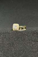 دبلة ذهب تصميم الماس مع فص سوليتير عيار 18 وزن من...