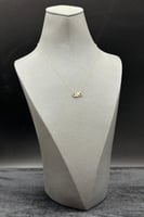 عقد مستطيل مع زهرة ذهب تصميم الماس عيار 18 وزن 0.7...