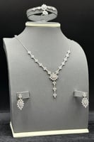 طقم ذهب ابيض تصميم الماس عيار 18 وزن 16 جرام