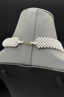 عقد لؤلؤ مع ذهب شكل وردة عيار 18 وزن 1.7 جرام