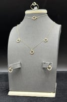 طقم مسمار ذهب تصميم الماس عيار 18 وزن 2.4 جرام