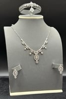 طقم ذهب ابيض تصميم الماس عيار 18 وزن 18.1 جرام