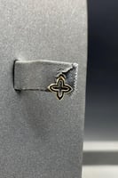 طقم اطفال وردة مفرغ ذهب صافي عيار 18 وزن 1.4 جرام