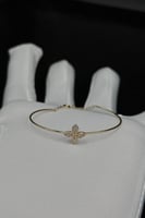 اسوارة اطفال زهرة ذهب تصميم الماس عيار 18 وزن 0.8...