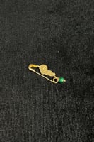 بروش اطفال طفل ذهب مع صدف اخضر عيار 21 وزن 0.9 جرا...