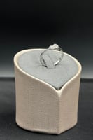 خاتم الماس وزن الذهب : 2.04 جرام وزن الألماس : 0.1...