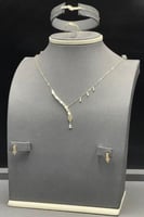 طقم شكل سهم ذهب تصميم الماس عيار 18 وزن 5.8 جرام