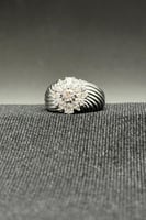 خاتم ذهب ابيض تصميم الماس عيار 18 وزن 3.8 جرام