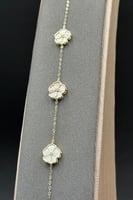 اسوارة ثلاث وردات ذهب مع صدف ملون عيار 18 وزن 2.3...