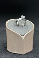 دبلة خلية توينز ذهب ابيض مع فص سوليتير عيار 18 وزن...