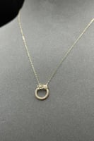 عقد دائري مع زهرة ذهب تصميم الماس عيار 18 وزن 0.7...